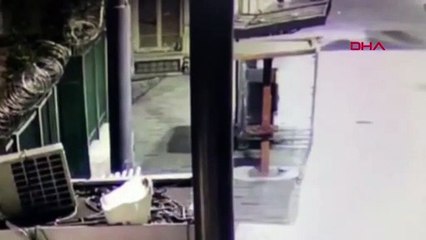 İstiklal Caddesi'nde İTÜ mezunu 23 yaşındaki Halit Ayar'ın bıçaklanarak öldürüldüğü görüntüler ortaya çıktı