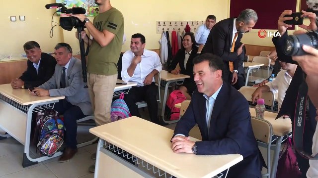 İlçe Milli Eğitim Müdürü sınıf başkanı oldu, tahtaya konuşanları yazdı