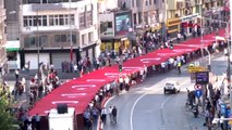 İzmir'in kurtuluş törenlerinde 350 metrelik türk bayrağı taşındı