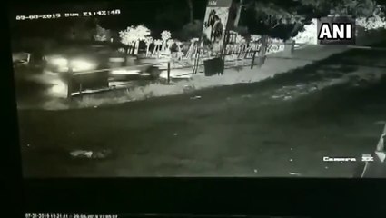 అటవీ ప్రాంతంలో జీపు నుంచి జారిపడ్డ ఏడాది పసిబిడ్డ (వీడియో)