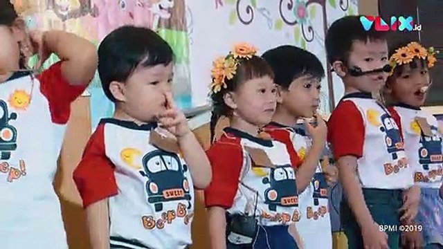 Aksi Jan Ethes Diatas Panggung Bikin Jokowi Senyum-senyum