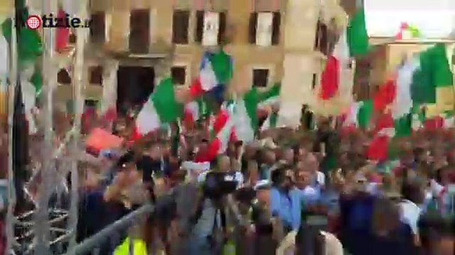 Montecitorio, la destra di Salvini e Meloni scende in piazza Al voto subito | Notizie.it