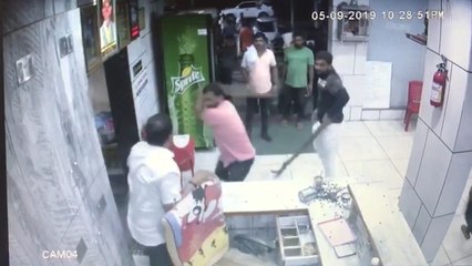 VIDEO: खाने के बिल पर बिफरे ग्राहक, होटल मालिक को मारीं लाठियां और लूट ले गए माल