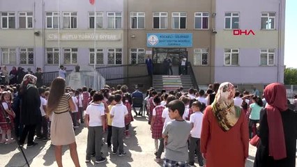 Kocaeli makam aracını sattı, öğrencilere kırtasiye yardımı yaptı