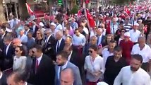 İzmir'in kurtuluş töreninde 350 metrelik Türk bayrağı taşındı