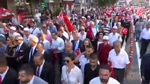 İzmir’in kurtuluş günü töreninde 350 metrelik Türk bayrağı taşındı