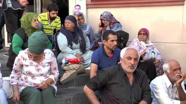 Oturma eylemi yapan Diyarbakır annelerine destek ziyareti