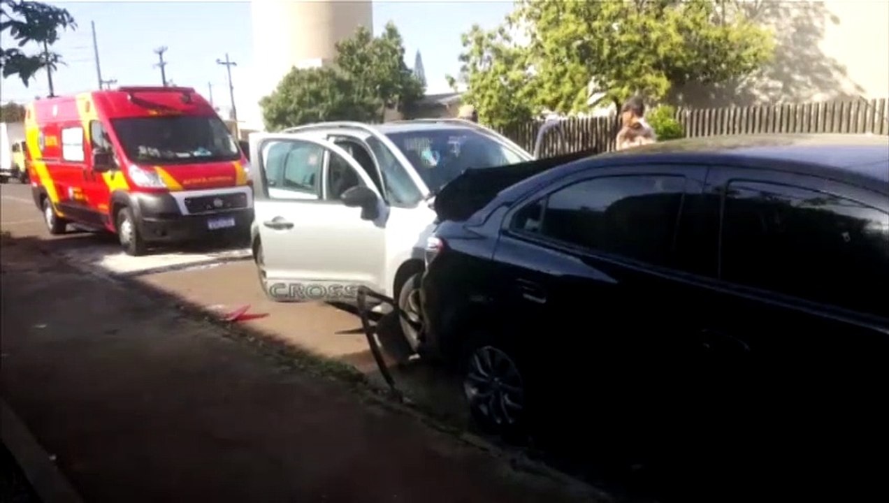 Aircross atinge Prisma estacionado na Rua Ponta Grossa, no Gramado