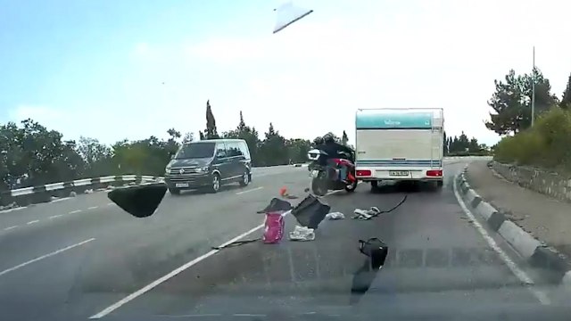 Un motard double en franchissant une ligne blanche et sans visibilité avant de se faire percuter