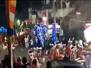 Sri Lanka'da fil kalabalığa daldı: 17 yaralı