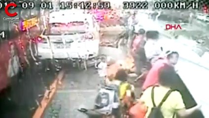 Çin'de metal bariyer, çocuk ve kadınların üstüne devrildi