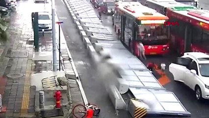 Çin'de metal bariyer, çocuk ve kadınların üstüne devrildi