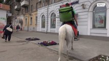 روسيا: رجل يوصل الطعام على ظهر حصان ابيض !!!