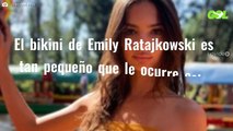 El bikini de Emily Ratajkowski es tan pequeño que le ocurre esto