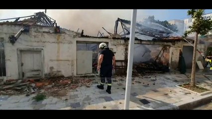 Zjarr në një ndërtesë në Vlorë, rrezikohen pallatet përreth - Top Channel