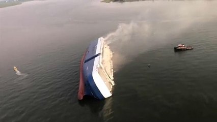 Salvan a los últimos cuatro tripulantes atrapados en un barco naufragado