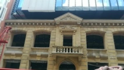 Retiran la grúa de la fachada del Centro Municipal de Abando