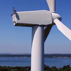 Yerden metrelerce yüksekte, rüzgar türbininin üzerinde güneşlenmek...