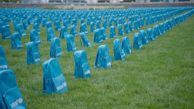 کوله‌های آبی مقابل سازمان ملل، یادمانی از مرگ و میر کودکان در جنگ‌