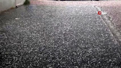 Erciş'te 15 dakikalık dolu yağışı sonrası yolları göle döndü