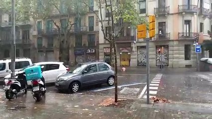 Un grupo de turistas ingleses semidesnudos se montan un 'parque acuático' en pleno centro de Barcelona