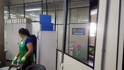 Vidros da Prefeitura são derrubados com a força do vento e quebram