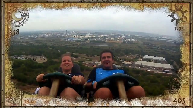 Ce touriste Néo-Zélandais a pu rattraper un Smartphone qui allait tomber lors d’un tour dans les montagnes russes d’Espagne.