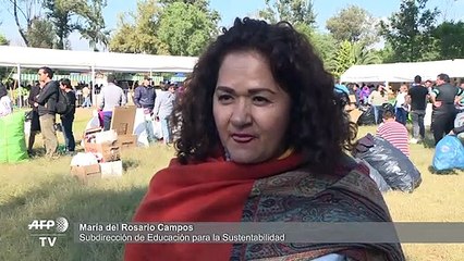 Mexicanos intercambian basura por alimentos en Mercado del Trueque
