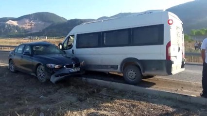 Kırkağaç'ta işçi midibüsü otomobil ile çarpıştı: 6 yaralı