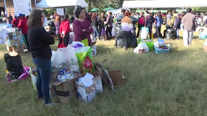 Mexicanos intercambian basura por alimentos en Mercado del Trueque