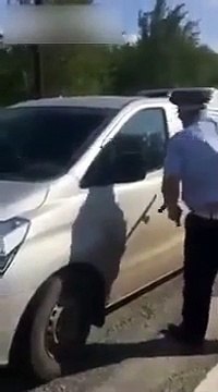 Grosse honte pour ce policier qui n'arrive pas à casser une vitre de voiture