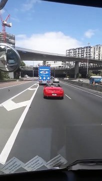 Ces parents laissent leur enfant debout à l'arrière de leur voiture décapotable... Très dangereux