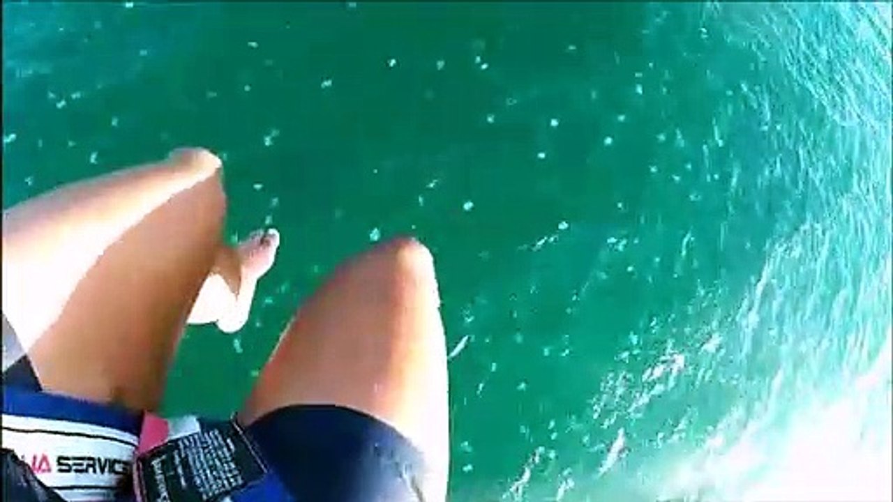 Grosse frayeur pour ces 2 touristes en parachute qui atterrissent au milieu des méduses !