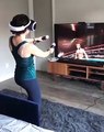 Elle joue en VR à un jeu de boxe et c'est juste tordant