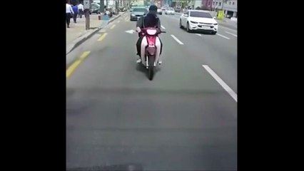 Ce livreur en scooter n'aurait pas du regarder son téléphone !