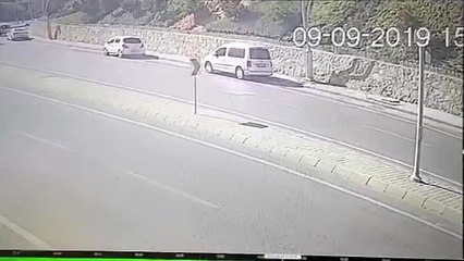 Otomobil şarampole devrildi