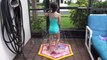 Shimmer e Shine - Nadando na Piscina - Brincadeiras e Diversão na Piscina