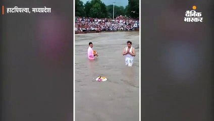 नदी में तीन बार तैरी नृसिंह भगवान की  7.5 किलो वजनी पाषाण प्रतिमा