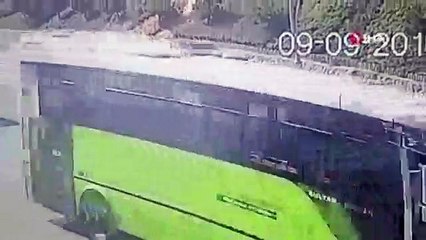 Kontrolden çıkan otomobil 20 metre yükseklikten yola uçtu