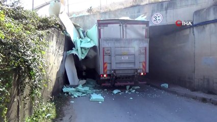 4 metrelik kamyon 3 metrelik alt geçide sıkıştı