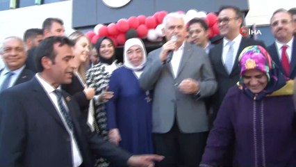 Binali Yıldırım vatandaşa aşure dağıttı