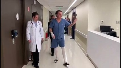 Bolsonaro caminha depois de cirurgia