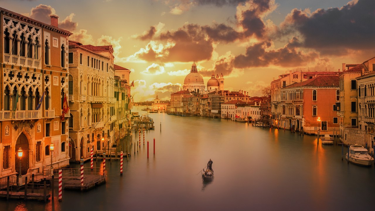 15 Beautiful Towns Where the Streets Are Made of Water