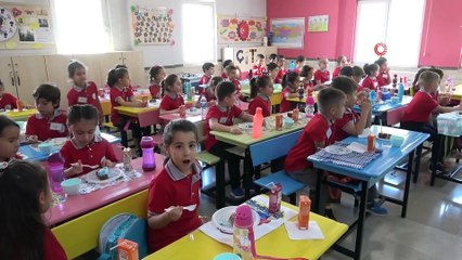 Minik öğrencilere yaş pasta sürprizi