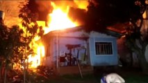 Residência é tomada por incêndio no Bairro Universitário e chamas se espalham para casa vizinha