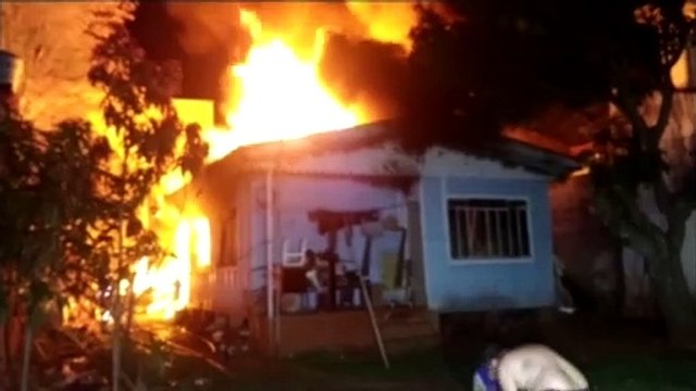 Residência é tomada por incêndio no Bairro Universitário e chamas se espalham para casa vizinha