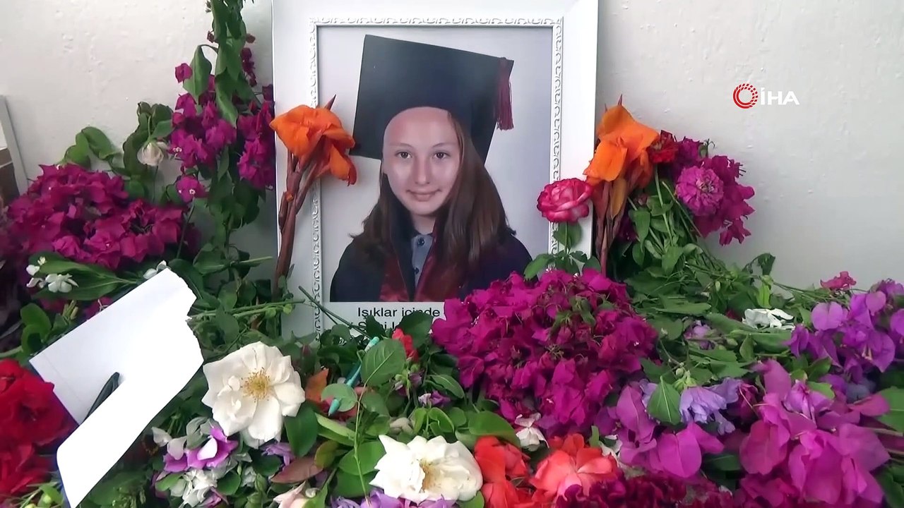 Yeni eğitim öğretim yılına buruk başladılar... Minik öğrenciler trafik kazasında hayatını kaybeden arkadaşlarını andı