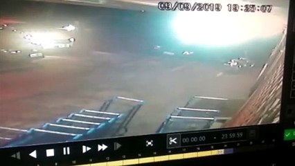 Vídeo mostra colisão entre moto e bicicleta no Bairro Canadá