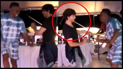 Shah Rukh Khan's CRAZY Lungi Dance With Dwayne Bravo | WATCH