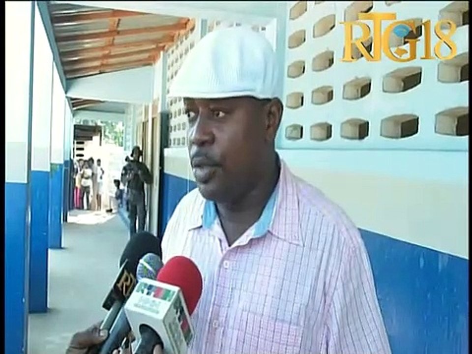 La Première Dame de la République Martine Moïse a procédé à la distribution des chaussures d'école